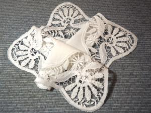Petit mouchoir ancien ou petite pochette avec une magnifique dentelle 