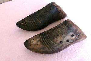 2 formes à chaussures anciennes en bois, modèles de chausseur