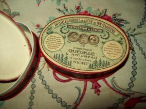adorable petite boite ancienne, de pastilles à la sève de pin
