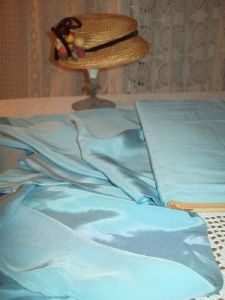 JOLI TISSU ANCIEN SOYEUX BLEU CIEL