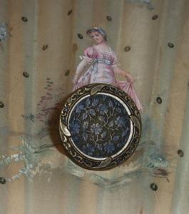 un joli bouton ancien , 19 ème, motifs de fleurs