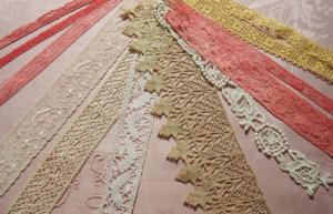  Lot de dentelles anciennes pour créations , scrapbooking, collages etc ...4,50 mètres