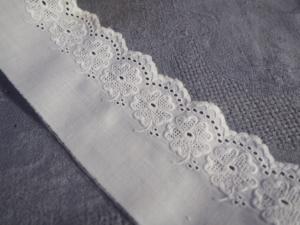 Belle broderie anglaise ancienne réalisée à la main