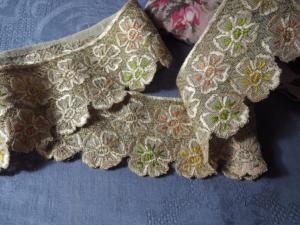 Beau galon ancien brodé main , broderie soyeuse