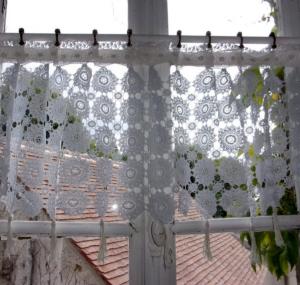 Rideau large en dentelle ancienne ; crochet  , fleurs , cantonnière, pompons, déco shabby, bd