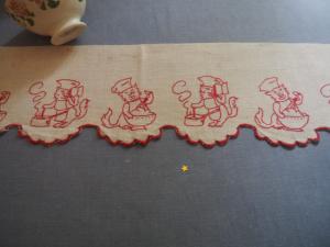 Charmante bordure d'étagère ancienne brodée de rouge , motifs de chats cuisiniers
