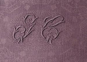 Monogramme ancien GC sur serviette , coloris prune