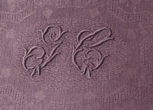 Monogramme ancien GC sur serviette , coloris prune