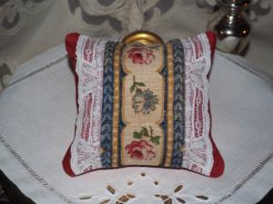Charmant petit coussin porte-épingles, en tissu,  et broderies anciennes  , ou coussin de porte