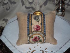 Charmant petit coussin porte-épingles, en tissus anciens  , ou coussin de porte, pique épingles