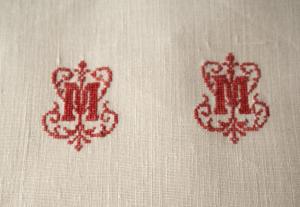 Fin monogramme ancien MM, broderie main rouge, point de croix