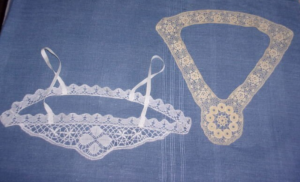 2 encolures anciennes en dentelle main, chemise, robe, bustier