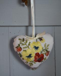 Petit coussin de porte en forme de coeur, tissu ancien brodé main de fleurs