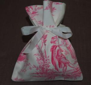  petite pochette en tissus anciens (toile de Jouy ) pour emballage cadeau, herbes , lavande , etc ...., doublée