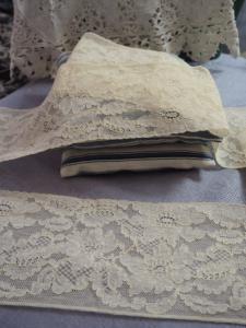 Très large dentelle ancienne , dentelle de Calais, 180 x 11 cm