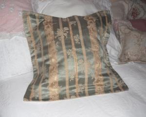Coussin en tissu ancien , très beau tissu ancien soyeux , style Louis XVI