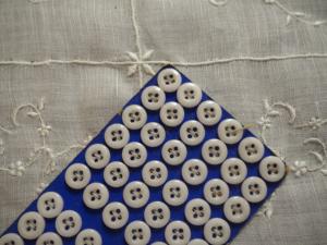 18 mini boutons anciens , lingerie, poupée