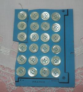 24 beaux boutons anciens de nacre sur carte