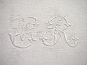 joli monogramme ancien ER sur serviette