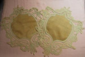 2 beaux ouvrages anciens raffinés, élégants , dentelle réalisée à la main, napperons, rideaux, déco shabby