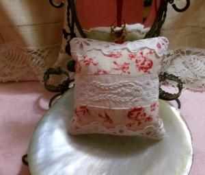 petit coussin porte-épingles, en tissu,  et broderies anciennes  , ou coussin de porte
