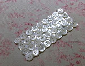 36 boutons anciens de nacre sur carte *