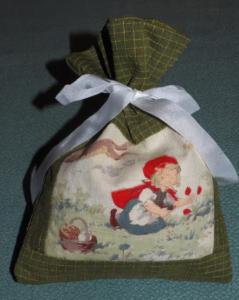 petite pochette en tissus anciens ( doublée ) pour emballage cadeau, herbes , lavande , etc ...le petit chaperon rouge