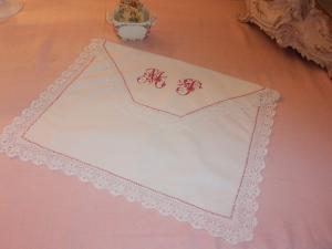 POCHETTE ANCIENNE LINGERIE . SUPERBE MONOGRAMME MP POINT DE CROIX