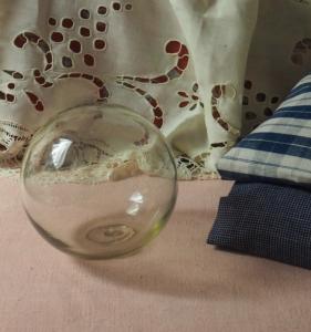 1 Belle grosse boule ancienne de flotteur en verre 