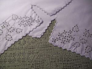 2 ELEMENTS ANCIENS BRODERIE ANGLAISE