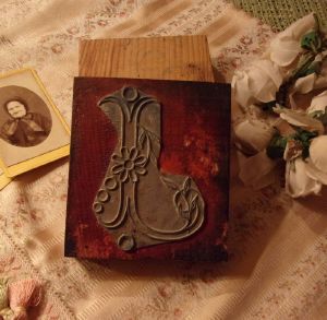TRES GRAND TAMPON ANCIEN POUR BRODERIE... J...