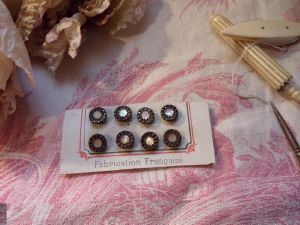 8 JOLIS  PETITS BOUTONS ANCIENS METAL ET NACRE