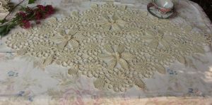  GRAND CENTRE DE TABLE VINTAGE DENTELLE D IRLANDE . NAPPERON