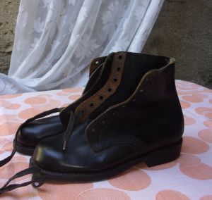  UNE PAIRE DE CHAUSSURES ANCIENNES POUR ENFANT