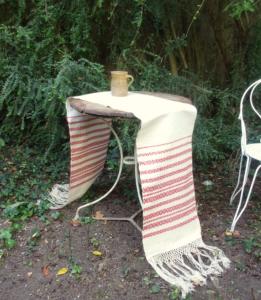 Très long chemin de table ancien , tissage rouge et longues franges