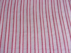 Joli tissu ancien finement rayé de rouge