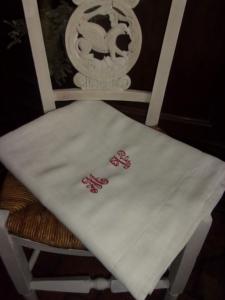 DRAP ANCIEN EN LIN  BELLE TOILE ....MV ( monogramme rouge )