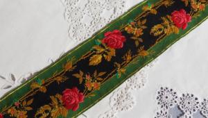 Morceau de beau galon ancien tissé , motifs de roses