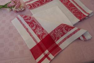 5 serviettes anciennes en damassé à bandes rouges tissées , état neuf