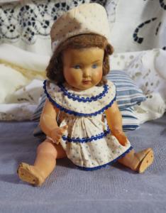 Charmante poupée ancienne en celluloïd avec ses habits d'origine