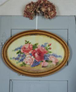Joli encadrement ancien , cadre ovale et aquarelle de roses