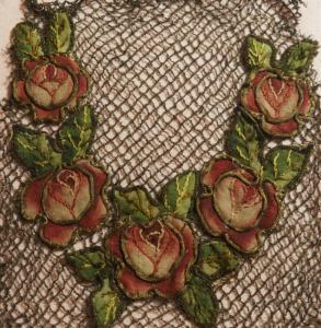 Très joli motif ancien de roses ,tissus ancien, broderie , fil métallisé patiné
