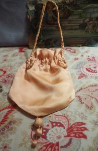 Charmante aumônière ancienne , bourse , petit sac en tissu soyeux rose, déco shabby