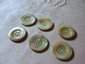 2 GROS BOUTONS ANCIENS EN NACRE diamètre 3,5 cm