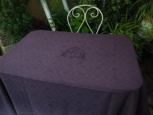 Nappe ancienne coloris prune avec un très grand monogramme RG