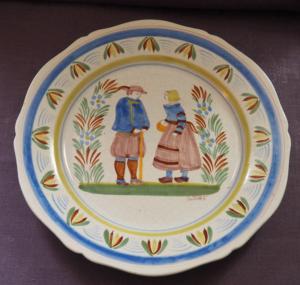 Une assiette ancienne, Henriot Quimper, un couple de bretons