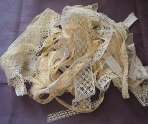 Un lot de 10 mètres de dentelles anciennes pour créations