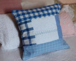 Coussin, tissus anciens,  bleu et blanc , broderies anglaises main