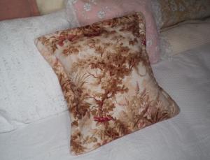 coussin, tissus anciens , beau tissu 1900 , sous-bois, dominance rose