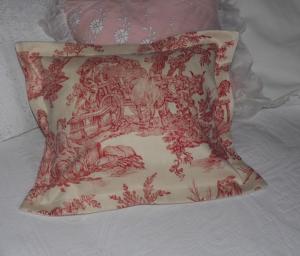 Un coussin réalisé en tissus anciens, impressions toile de Jouy